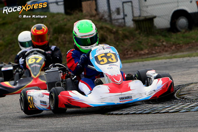 Kay van Berlo vliegt over de chicane